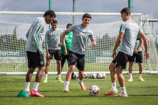 班凯罗36分魔术送尼克斯4连败 黄蜂擒鹰3连胜